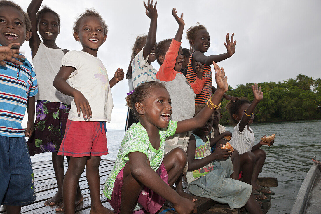 Einheimische der Insel Telina begruessen Besucher, Marovo Lagune, Salomonen