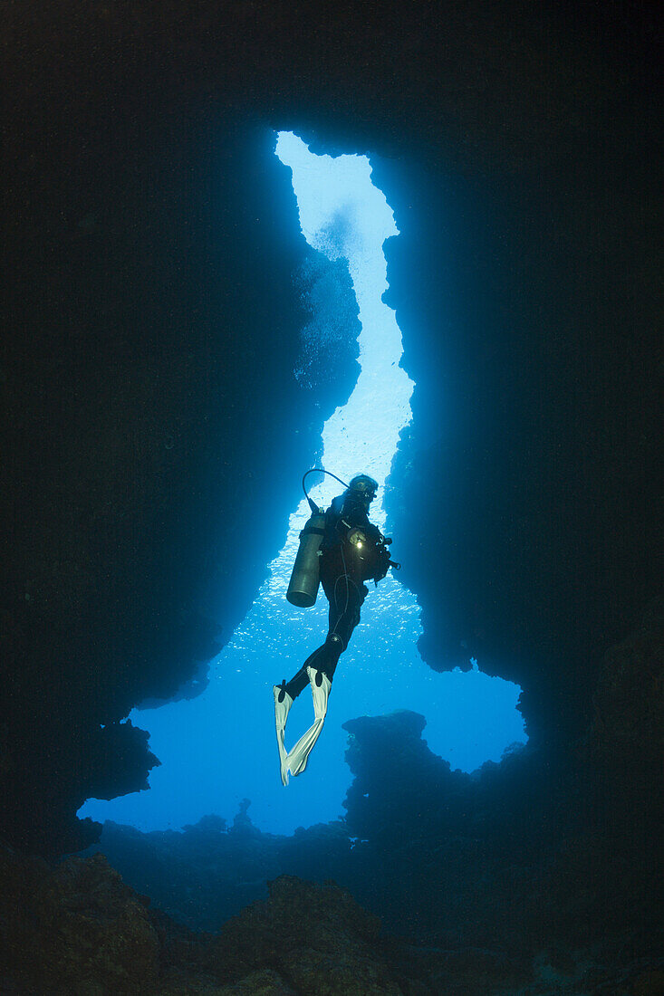 Taucher in Custom Caves, Russell-Inseln, Salomonen