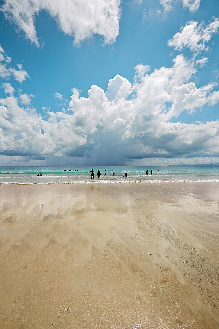 Beach No.7, oder auch Radhanagar Beach, indische Touristen bei Ebbe (vollster Teil des Strandes), Westkueste, Havelock Island, Andaman Islands, Union Territory, India