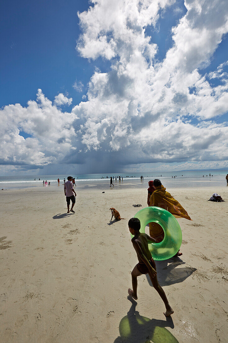 Beach No.7, oder auch Radhanagar Beach, indische Touristen bei Ebbe (vollster Teil des Strandes), Westkueste, Havelock Island, Andaman Islands, Union Territory, India