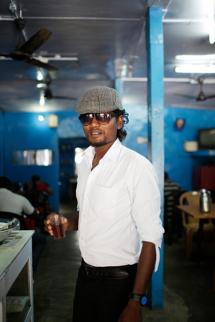 Kuenstler und Kunstlehrer Suresh Kumar beim Tee im besten Restaurant von Hut Bay: Siva Hotel, Hauptort von Little Andaman, Andaman Islands, Union Territory, India