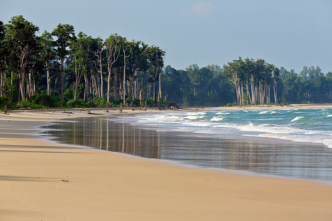 Einsamer, sauberer, unbewohnter Strand, noerdl. von Hut Bay, Bucht und Hauptort von Little Andaman, Andaman Islands, Union Territory, India