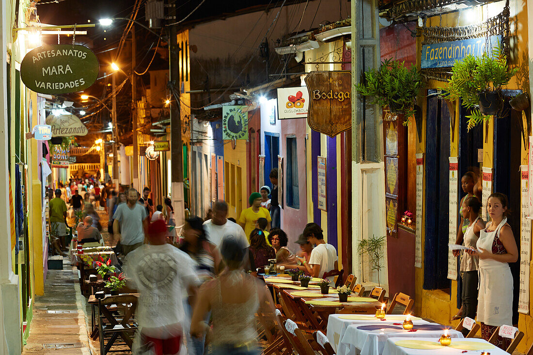 Restaurants stellen ihre Tische auf die Strasse, Rua das Pedres, Zentrum von Lencois, Hauptort, Ausgangspunkt fuer Chapada Diamantina National Park, Bahia, Brasilien
