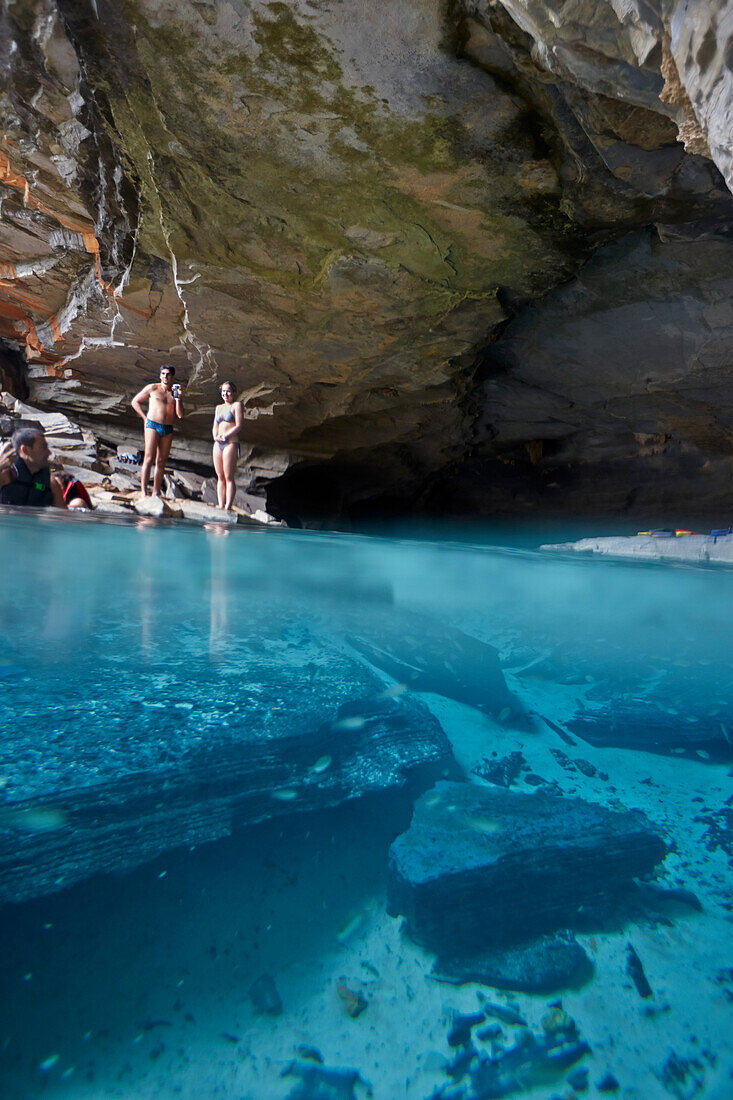 Touristen schnorcheln, Eingang zur Gruta da Pratinha, Kalksteinhoehle, kleine Fische (Piabas), Teil der privaten Facenda Pratinha, noerdlich am Chapada Diamantina National Park gelegen, Bahia, Brasilien