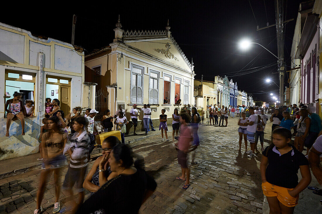 Maenner tragen einen 15m Baumstamm vor die Kirche, Hauptstrasse im Zentrum von Andarai, Ostgrenze des Chapada Diamantina National Park, Andarai, Bahia, Brasilien