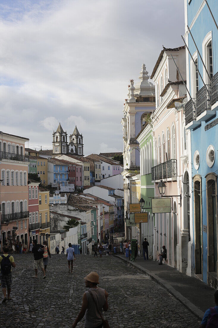 Largo do Pelourinho, bekanntester Platz der Altstadt, blaue Kirche ist Nostra Senora do Rosario dos homens Preto, hinten Igreija / Convento do Carmo, historisches Zentrum, Pelourinho, Salvador de Bahia, Bahia, Brasilien