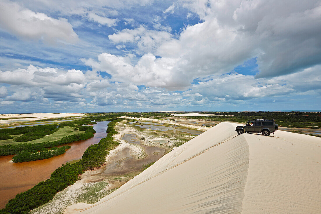 Auf Sandduenen von Tatatjuba, Fahrt mit 4WD, Lagunen sind von Regenwasser gefuellt, Tatatjuba, westlich Jericoacoara, Ceara, Brasilien