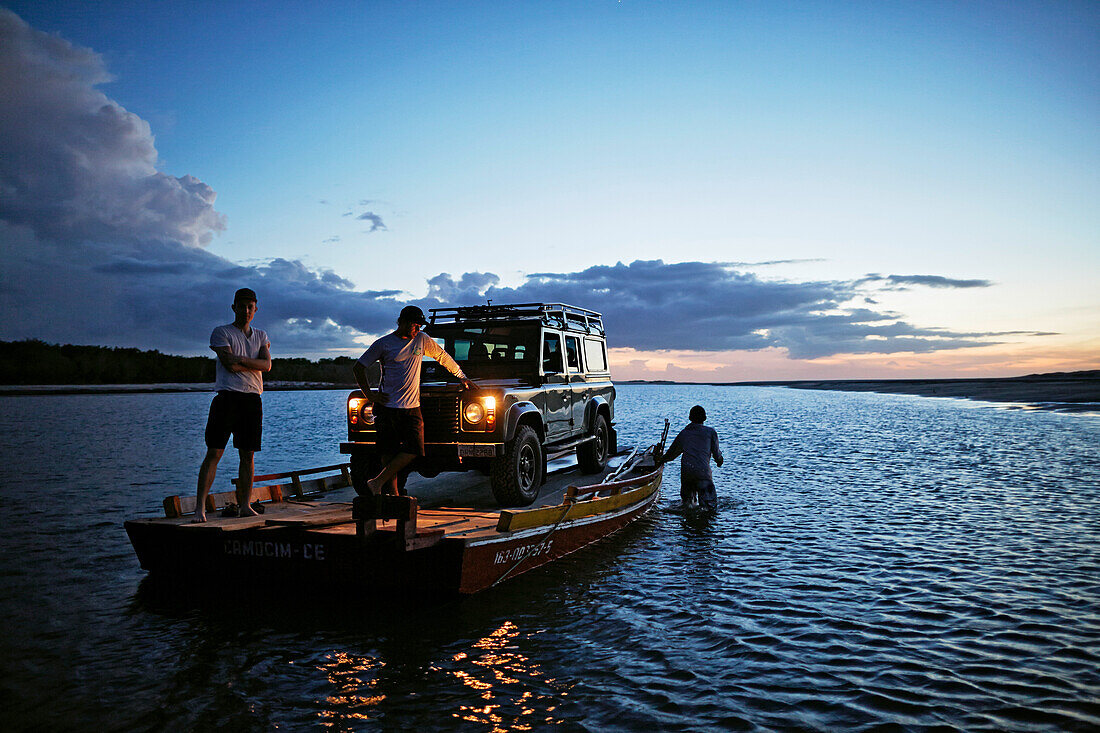 Spaete Faehre ueber Fluss, Piste am Strand am Dorf Vila do Pescadores, Landrover der Extremo Nordeste Xpeditions, westlich Jericoacoara, Ceara, Brasilien