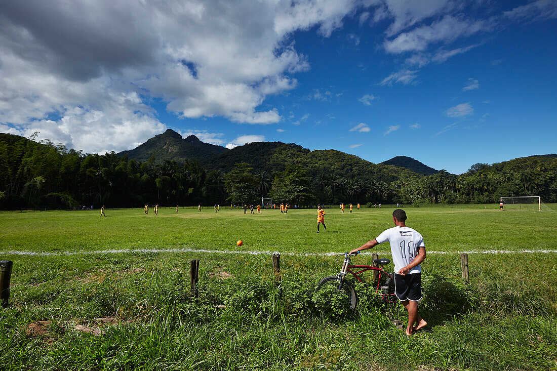 Eingewachsenes Fußballfeld an Hauptstrasse SP-125 in Ubatuba, vor Parque Serra do Mar, Costa Verde, Sao Paulo, Brasilien