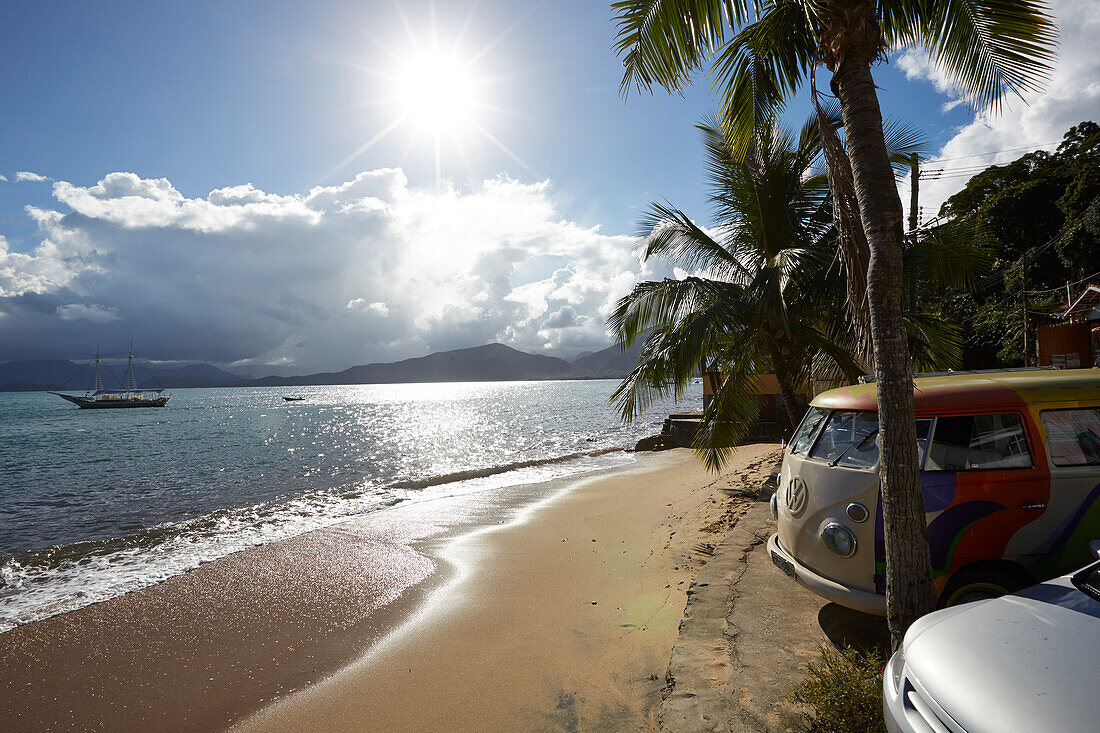 Beach of fishing village Picinguaba, in the midst of the UNESCO protected nature park Parque Serra do Mar, Bahia Picinguaba, Costa Verde, Sao Paulo, Brazil