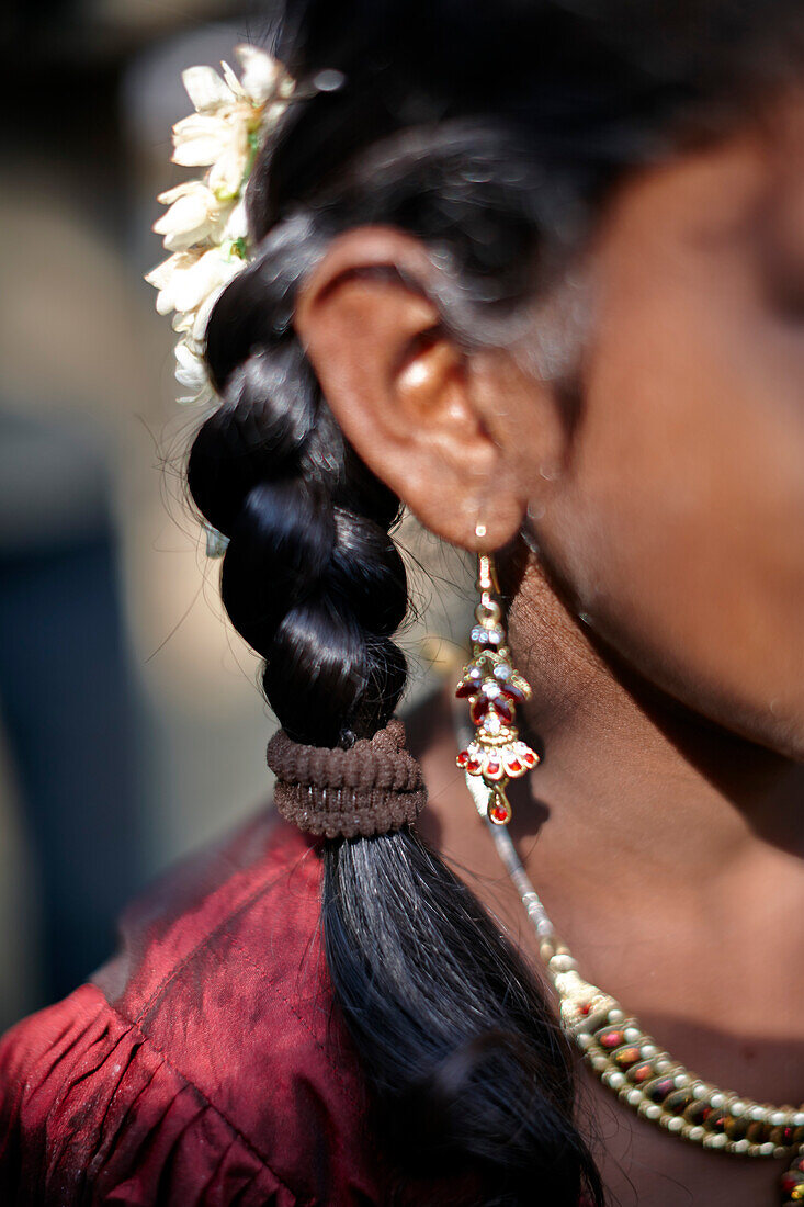 Typische Maedchen Frisur, glaenzend durch Kokosnuss Oel, Sri Vinayakar Tempelfest, jaehrliches Hindufest im Dorf Nadukahni, nordwestlich der Nilgiri Hills (Ooty), Western Ghats, Tamil Nadu, Indien
