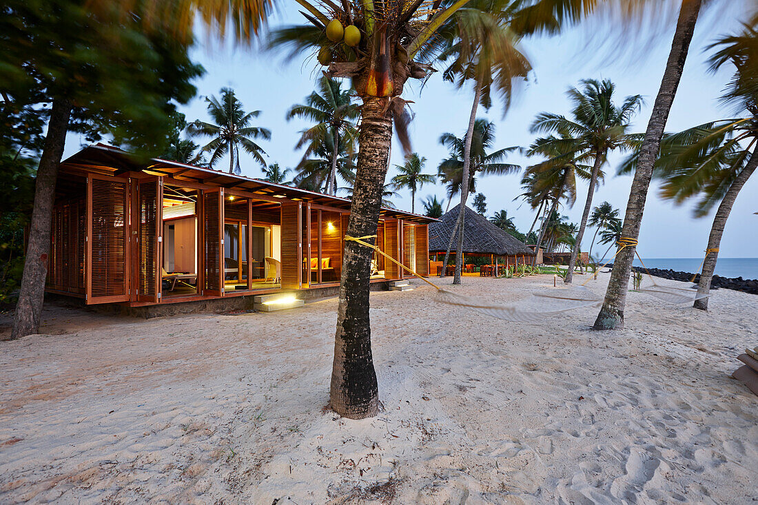 Gaestebungalow und Restaurant unter Palmen, Erandia Marari, Ayurveda Beach Resort, in Mararikulam, suedlich Kochi, Kerala, Indien