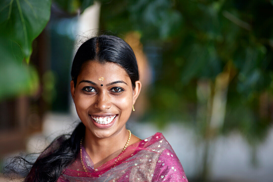 Junge Frau ist Mitarbeiterin des Erandia Marari, Ayurveda Beach Resort, in Mararikulam, suedlich Kochi, Kerala, Indien