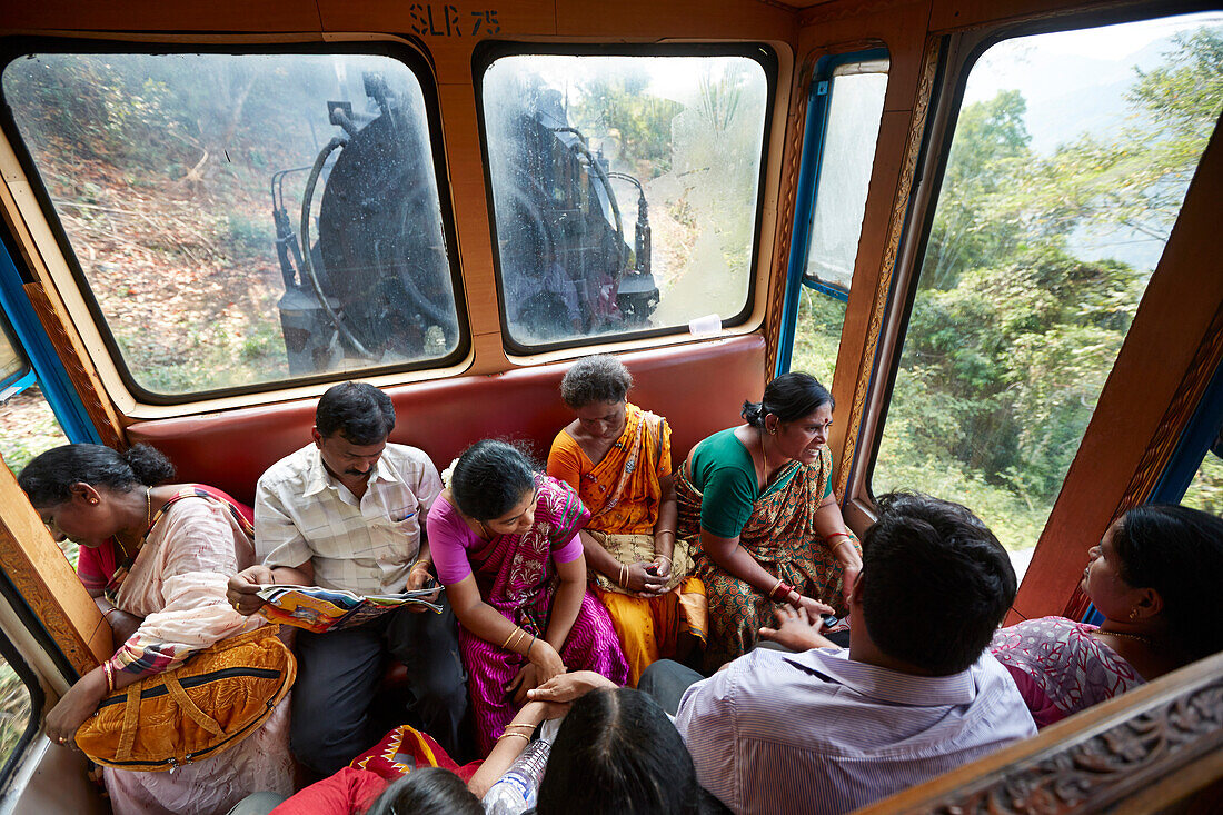 Diesel Dampflok X 37397 der Nilgiri Mountain Railway, 2. Klasse Abteil (General compartment), Familie Reddy aus Chennai, Richtung Conoor, Nilgiri Hills, Western Ghats, Tamil Nadu, Indien