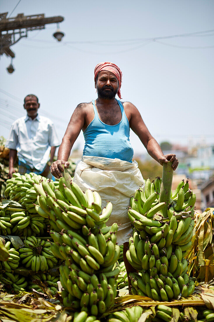 Haendler entlaedt seinen LKW, am Markt in Conoor, Nilgiri Hills, Western Ghats, Tamil Nadu, Indien