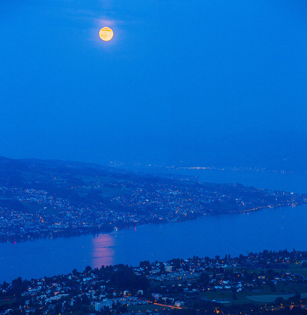 Nachtaufnahme von Zürich und dem Zürichsee bei Vollmond, Zürich, Schweiz