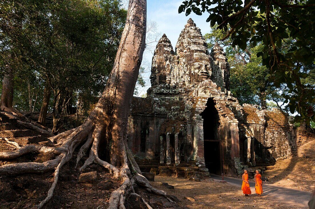 Camdodia, Siem Reap Province, Siem Reap Town, Angkor Temples, Site World Heritage of Humanity by Unesco in 1992, North door of Angkor Thom, monks