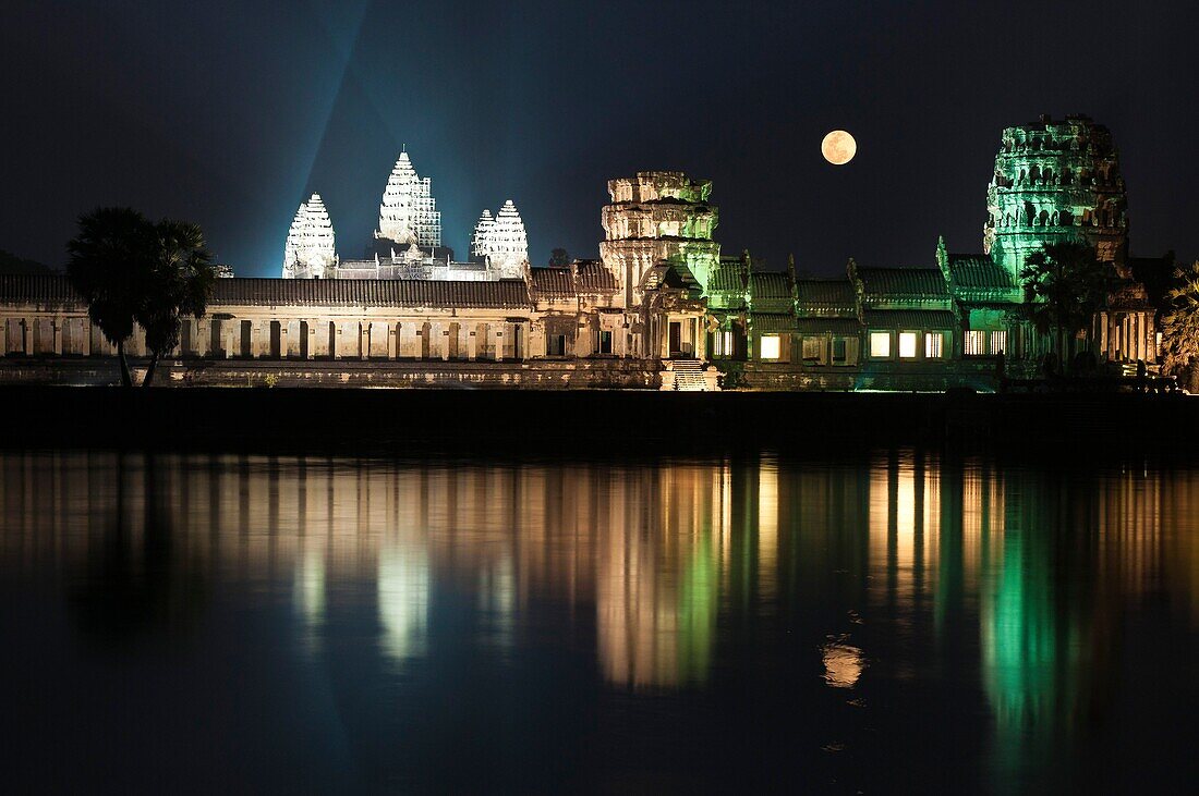 Camdodia, Siem Reap Province, Siem Reap Town, Angkor Temples, Site World Heritage of Humanity by Unesco in 1992, illuminated Angkor Wat temple (12th century)