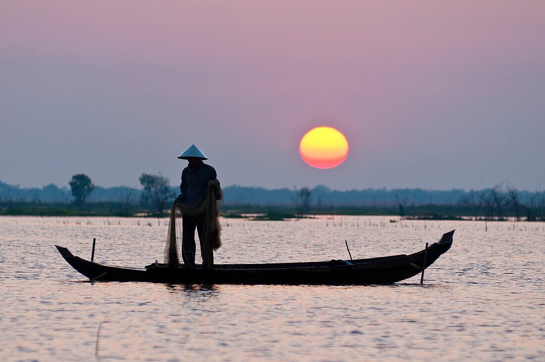 Camdodia, Siem Reap Province, Tonle Sap Lake, site classified Unesco biosphere in 1997, the Chong Khneas village, fisherman