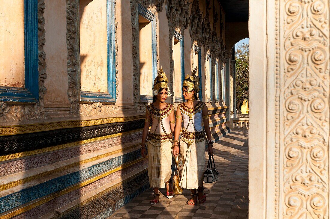 Camdodia, Siem Reap Province, Siem Reap Town, Monastery, Apsara dancers
