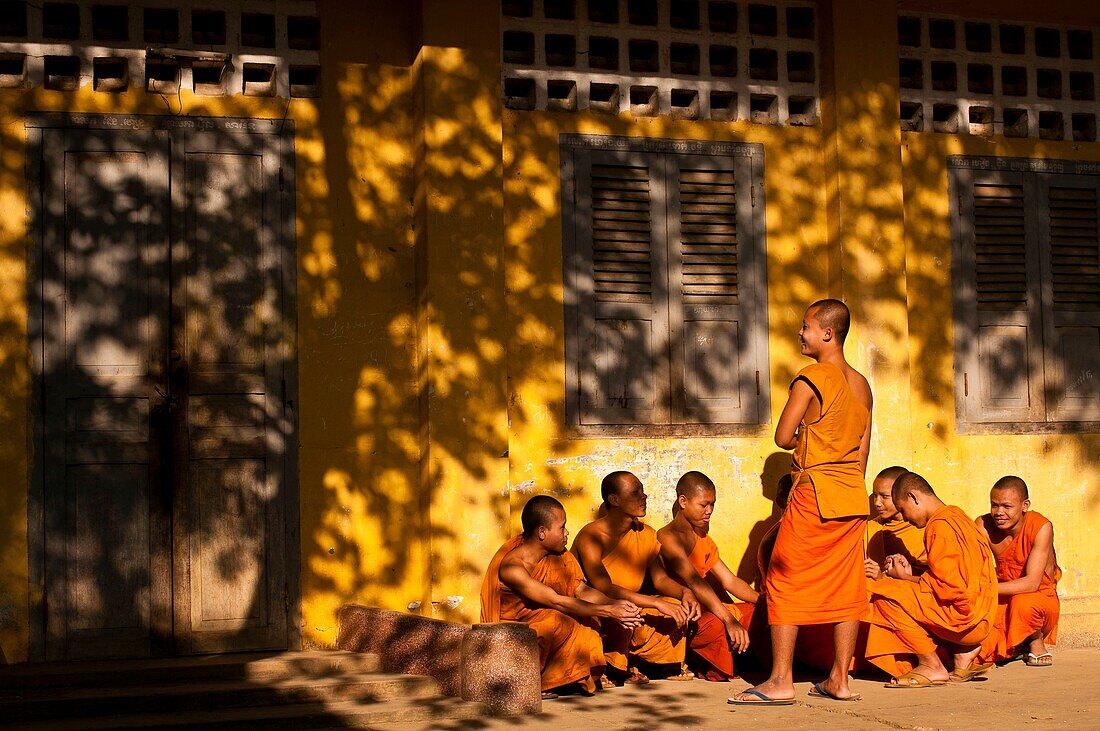 Camdodia, Battambang Province, Battambang town, the Kan Doeng pagoda welcomes many monks