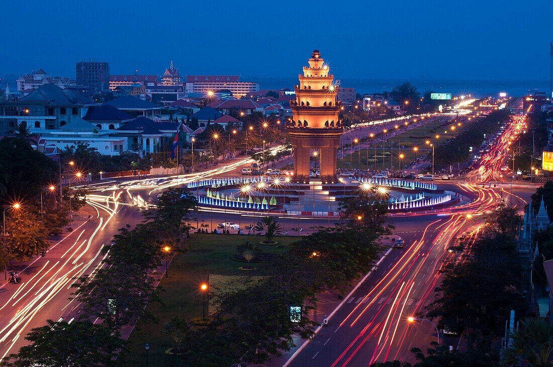 Camdodia, Phnom Penh Province, Phnom Penh town, the Phnom Penh Independent monument built in 1958 looks like Angkor Wat