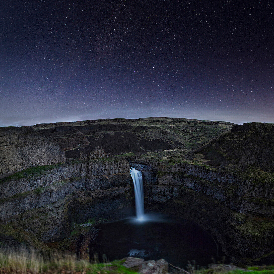 Waterfall pouring over rocky cliff, The Dalles, Oregon, United States