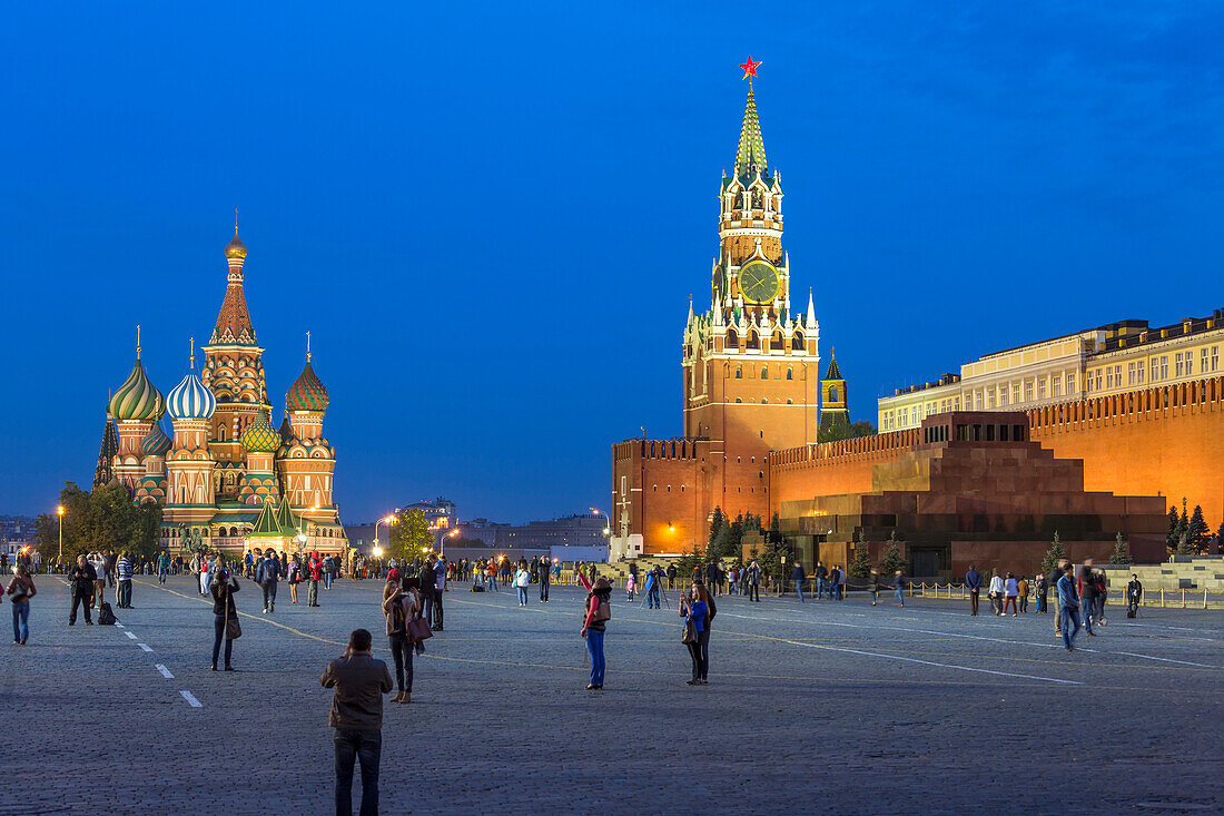 St. Basils Cathedral and the Kremlin in Red Square, UNESCO World Heritage Site, Moscow, Russia, Europe