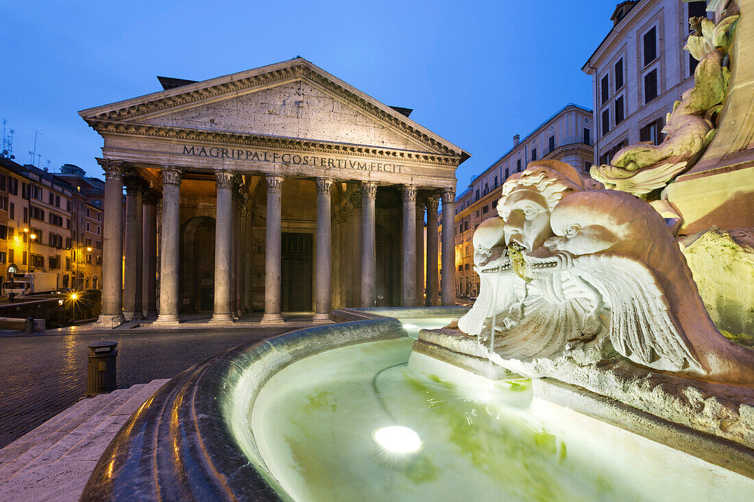 The Pantheon and fountain at night, UNESCO World Heritage Site, Piazza della Rotonda, Rome, Lazio, Italy, Europe