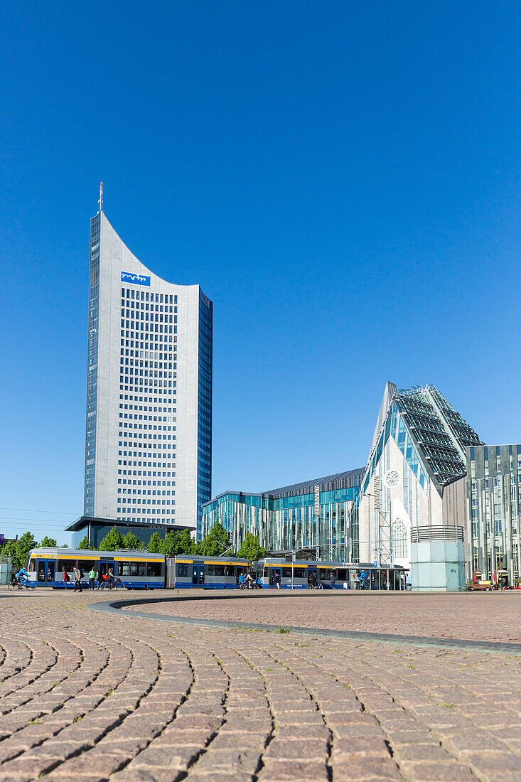 Augustusplatz, Paulinum, Universität Leipzig, neuer Bau in Erinnerung an die 1968 auf diesem Platz gesprengte Universitätskirche, Paulinerkriche, mdr-Hochhaus, City Hochaus, Leipzig, Sachsen, Deutschland, Europa