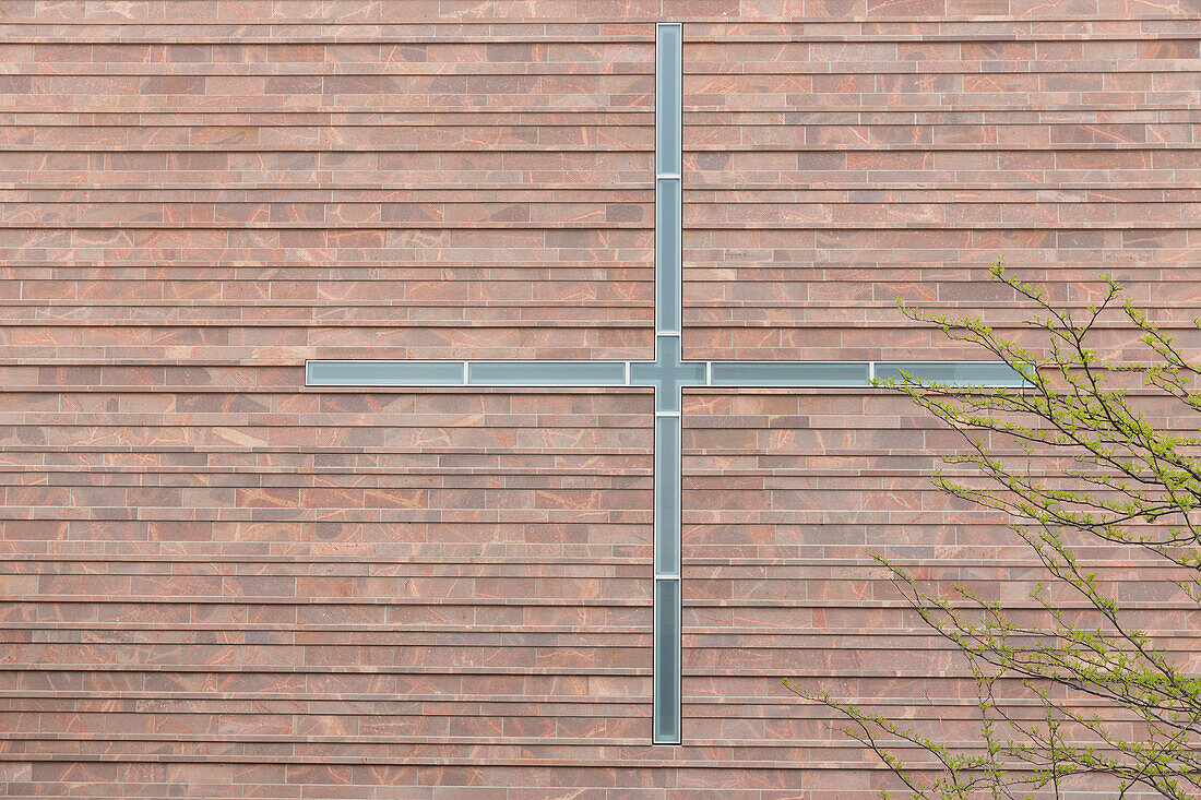 Neuer Kirchenbau der Propsteigemeinde St. Trinitatis Leipzig, neue Propsteikirche, katholische Kirche, moderne Architektur, Besucher, Kreuz,  Propsteipfarrei St. Trinitatis, Leipzig, Sachsen, Deutschland