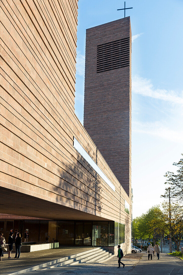 Neuer Kirchenbau der Propsteigemeinde St. Trinitatis Leipzig, Glockenturm, neue Propsteikirche, katholische Kirche, moderne Architektur, Besucher, Kreuz,  Propsteipfarrei St. Trinitatis, Leipzig, Sachsen, Deutschland, Europa