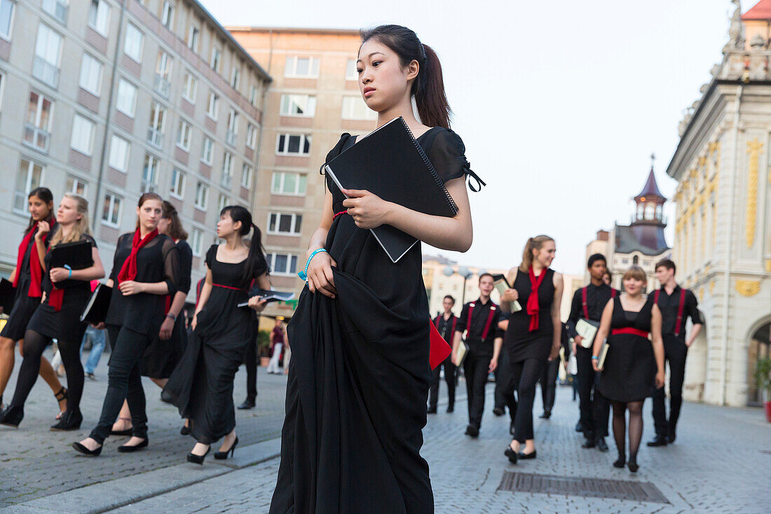 Junge Sängerinnen gehen zum Konzert beim Bachfest Leipzig 2015, junge Chinesin, festlich gekleidet, deutsch-chinesischer Chor, interkultureller Austausch, chinesischer Chor, Bachakademie, Leipzig, Sachsen, Deutschland