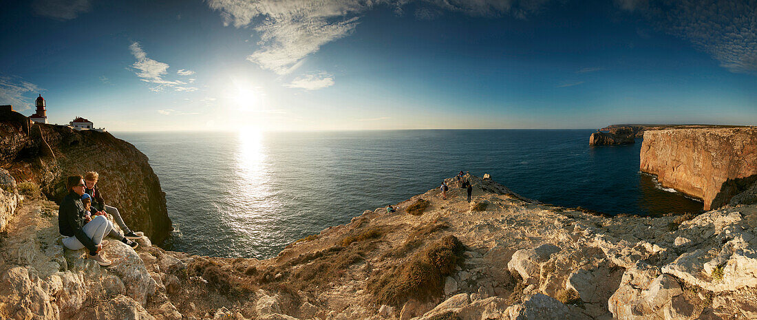 Familie, Leuchtturm am Cabo de Sao Vicente, Algarve, Portugal