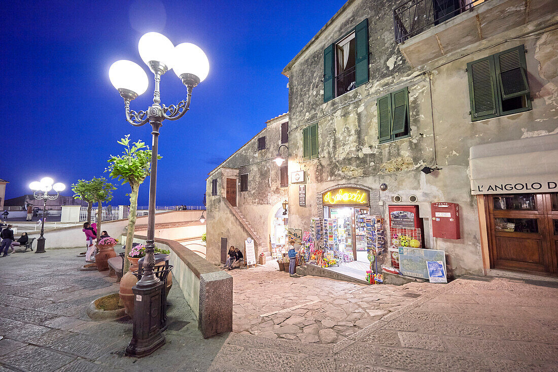 Grosse Piazza Piazetta Matteotti, Capoliveri, abends, Insel Elba, Toskana, Italien