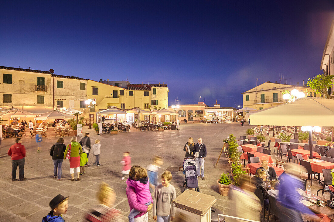 Grosse Piazza Piazetta Matteotti, Capoliveri, abends, Insel Elba, Toskana, Italien