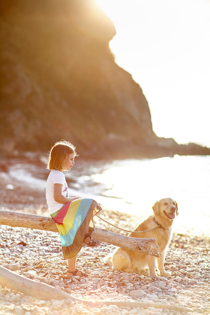 6 jährige mit Labrador, Kiesstrand Portoferraio, Insel Elba, Toskana, Italien