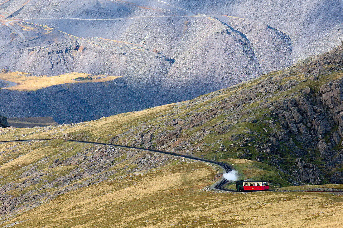 Steam train on route between Llanberis … – Bild kaufen – 71067670 ...