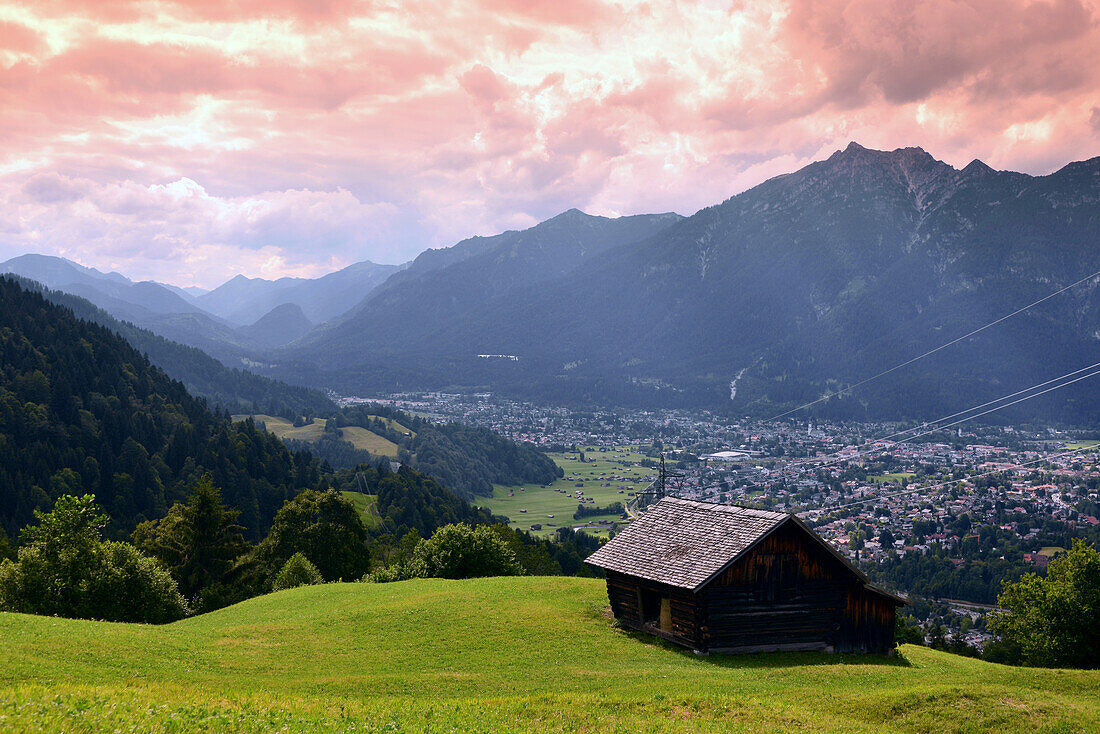 Blick auf Garmisch-Partenkirchen von oberhalb des Eckbauer, Oberbayern, Bayern, Deutschland