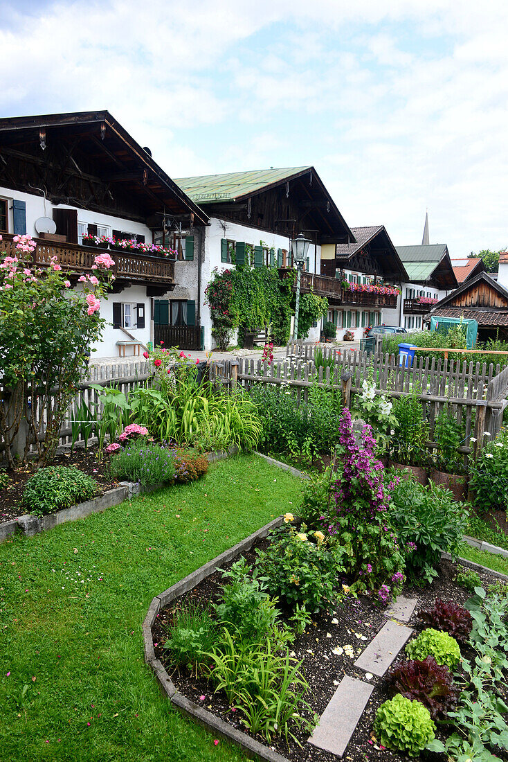 Frühlingstraße im alten Teil von Garmisch, Garmisch-Partenkirchen, Oberbayern, Bayern, Deutschland