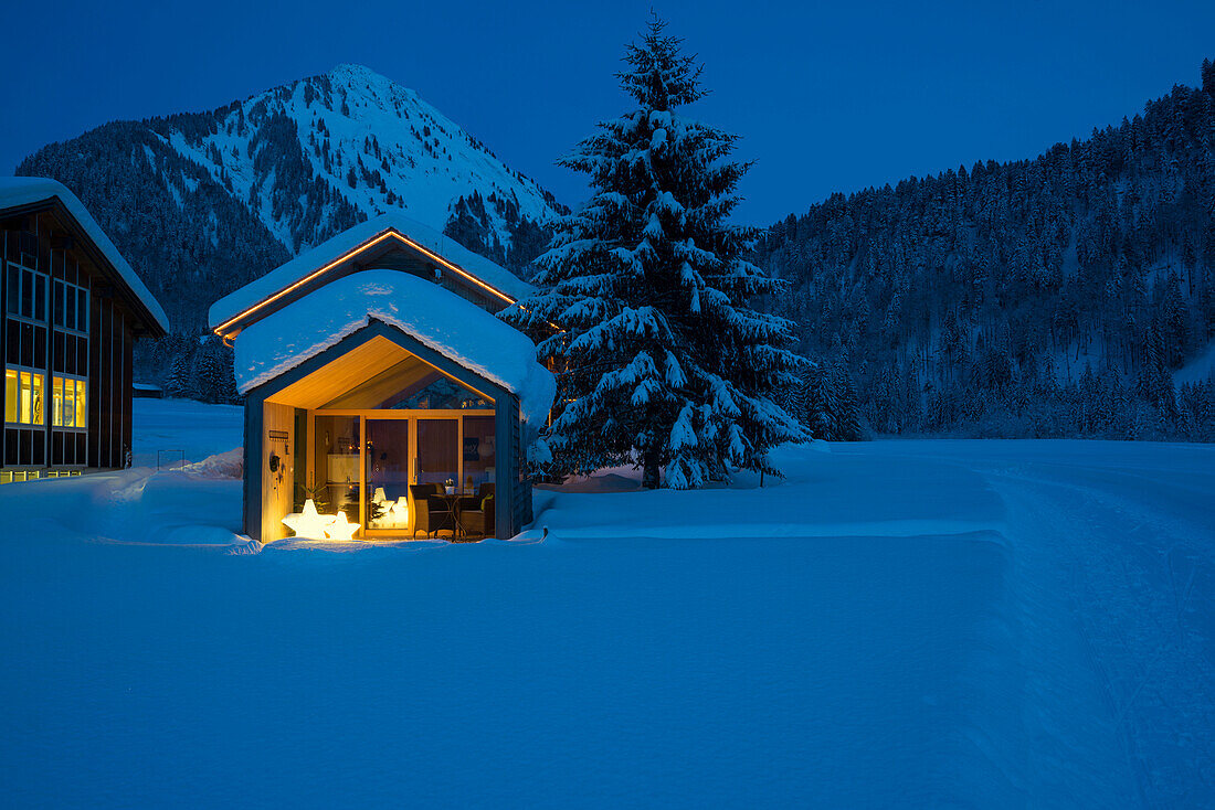 verschneite Holzhäuser bei Nacht, Schoppernau, Bezirk Bregenz, Bregenzerwald, Vorarlberg, Österreich