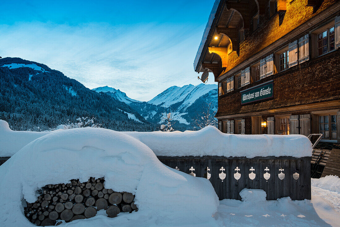 verschneites Gasthaus, Schoppernau, Bezirk Bregenz, Bregenzerwald, Vorarlberg, Österreich