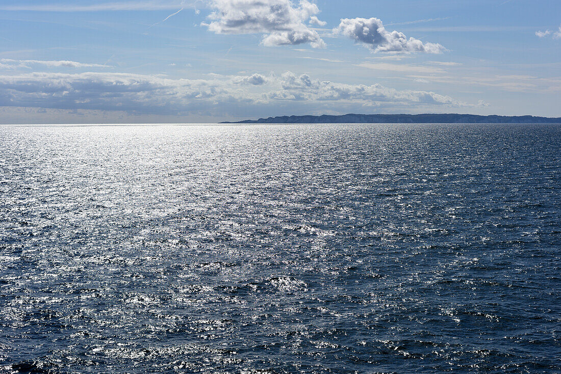 Blick über die Ostsee im Gegenlicht auf das dänische Festland, Møn, Dänemark