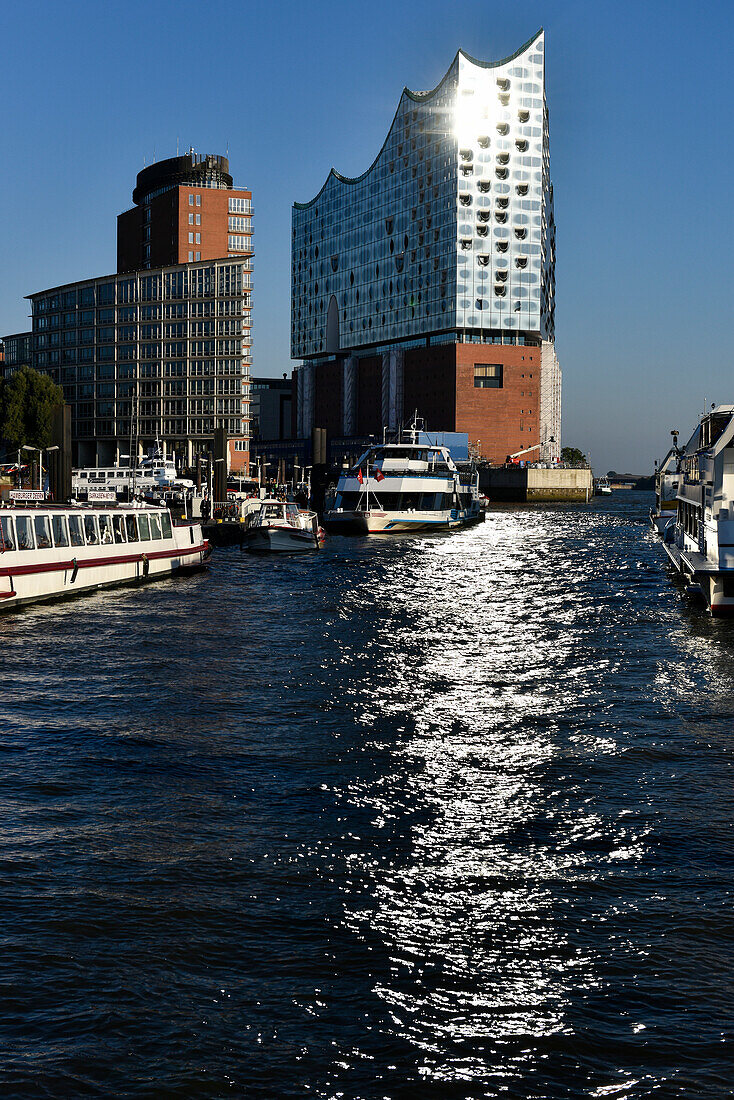 Blick auf die Hamburger Elbphilharmonie vom Wasser aus, Hamburg, Deutschland