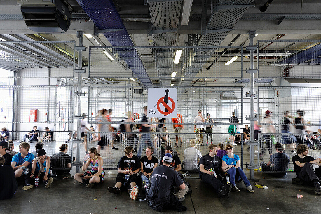 junge Konzertbesucher beim warten, Rock am Ring, Nürburgring, Nürburg, Deutschland