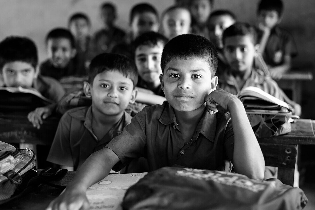 Junge in Schulklasse in Munshiganji, Bangladesch