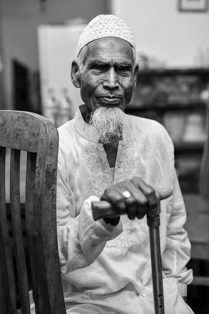 Alter Mann mit Bart in seine Wohnhaus in Munshiganji, Bangladesch