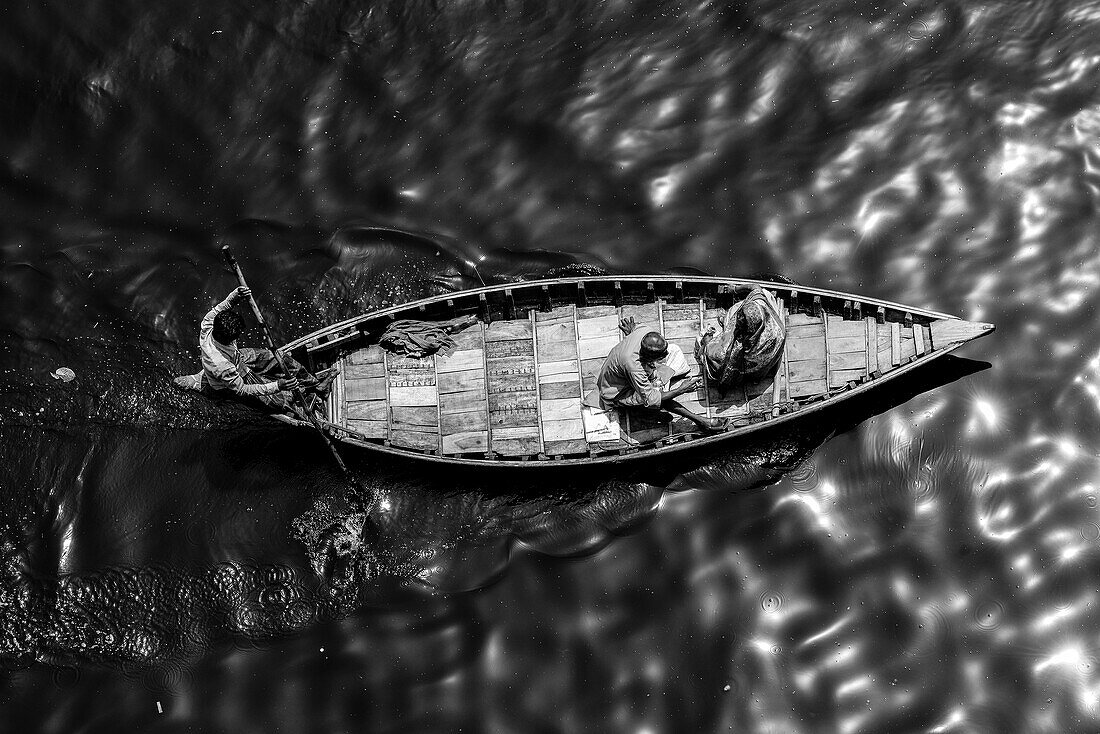 Holzboot als Personenfähre über den Buriganga River, Dhaka, Bangladesch