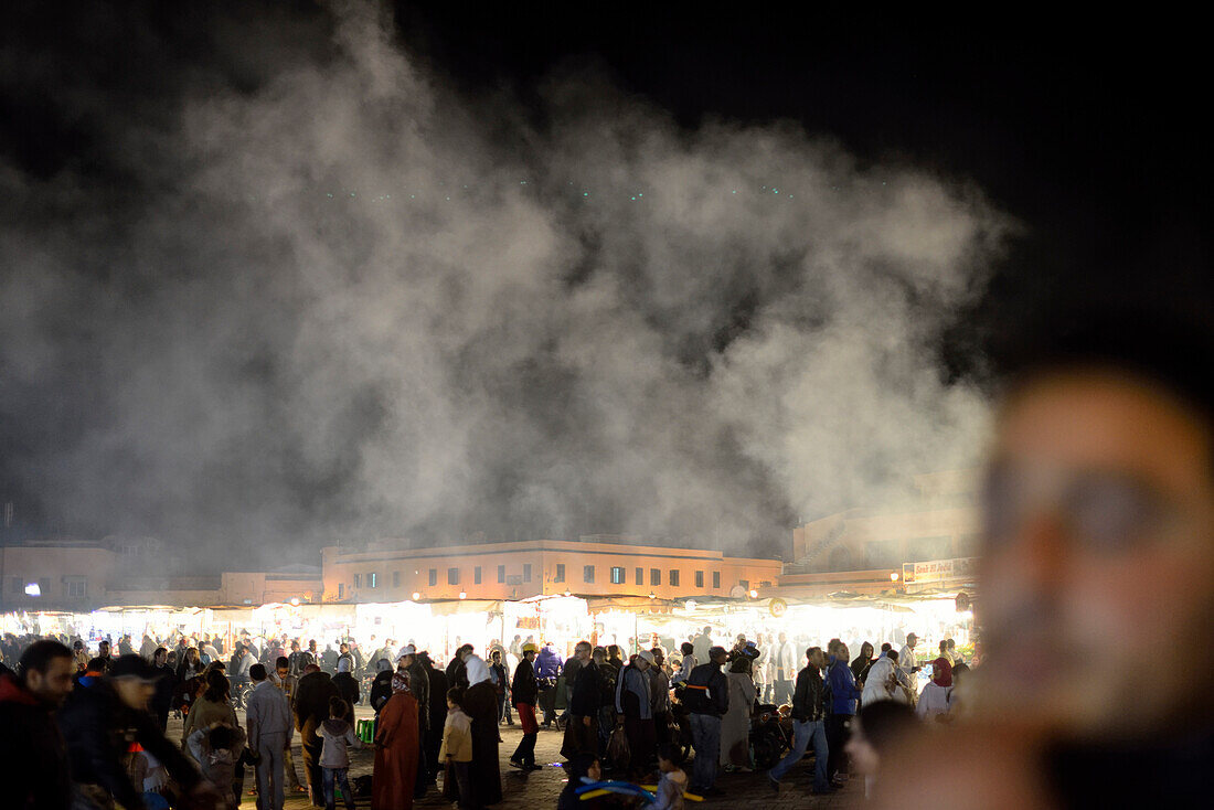 Menschen und Stände bei Nacht auf dem Djemaa el-Fna Platz, Marrakesch, Marokko