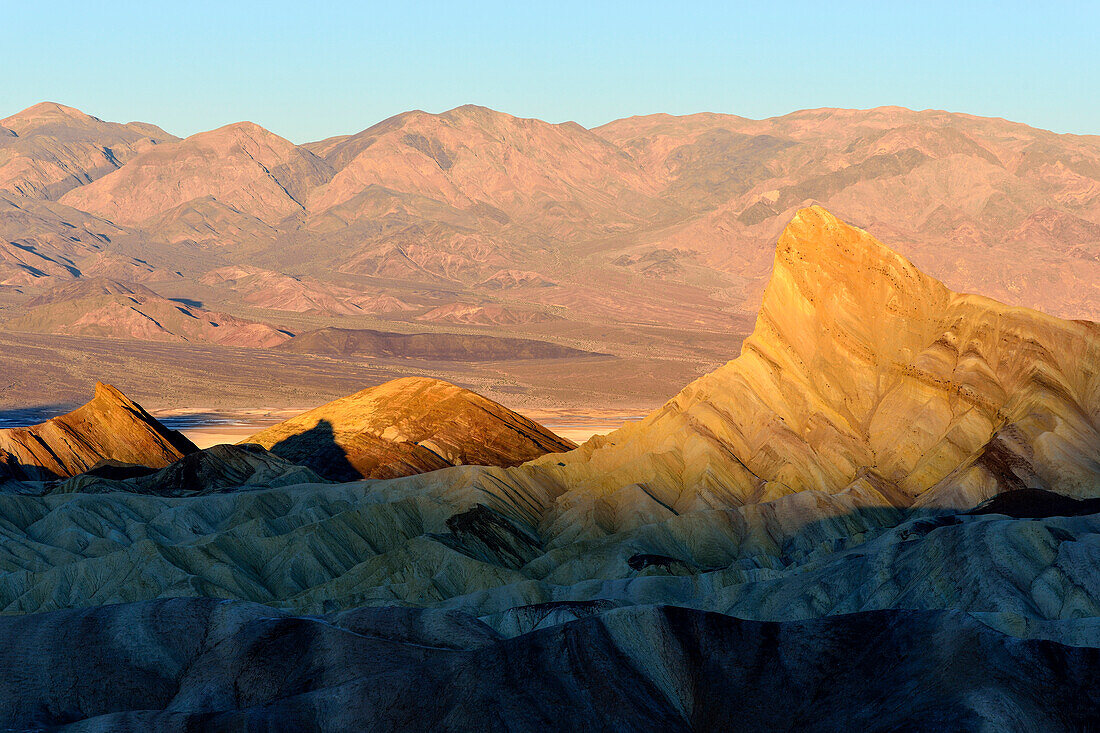 Zabriskie Point bei Sonnenaufgang im Death Valley National Park, Kalifornien, USA, Amerika